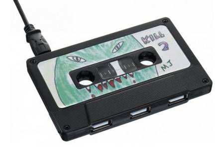 USB hub with the shape of cassette case