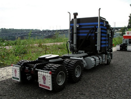 lego_optimus_prime_truck_5.jpg