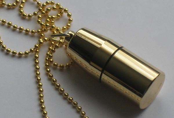 Locket Necklace Doubled as USB Flash Drive