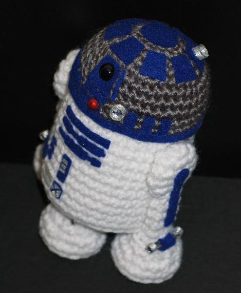 Make Your Own Star Wars R2-D2 Amigurumi