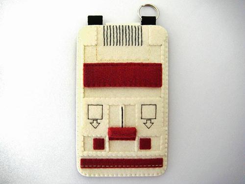Famicom Styled Felt Gadget Case for Your iPhone and iPod Touch