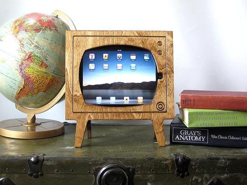Handmade Retro TV Styled iPad Dock