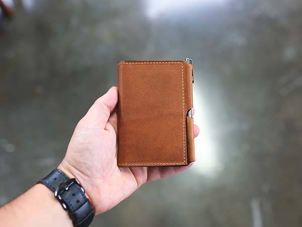 The Handmade Leather Card Wallet Supports Small Notebooks